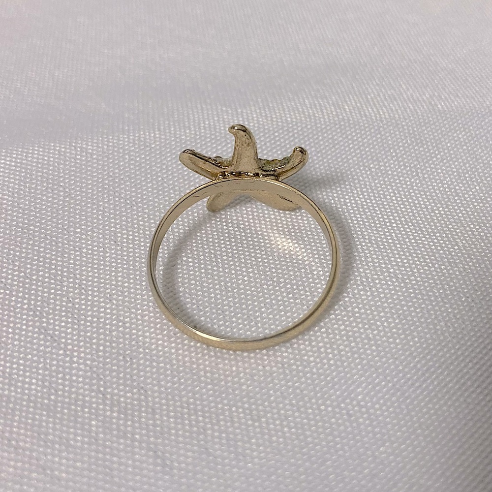 Gold Starfish Ring Costume Jewelry - Picture 2 of 4